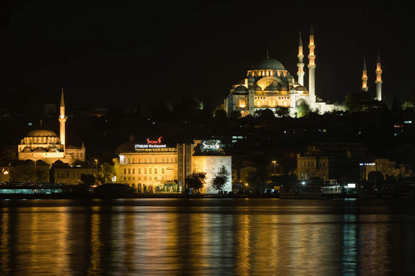 无人,横图,室外,夜晚,正面,旅游,度假,河流,水,植物,标志建筑,地标,建筑,夜景,土耳其,亚洲,阴影,波纹,节日,光线,影子,河水,水流,灯光,涟漪,首都,文化,娱乐,建设,树,树木,绿色,倒影,水纹,自然,波浪,祈祷,享受,休闲,健康,旅游胜地,放松,许愿,宗教,信仰,生长,成长,纪念,祈求,倒映,伊斯兰教,清真寺,西亚,伊斯坦布尔,水晕,苏莱曼清真寺,反照,平安,彩图,土耳其共和国