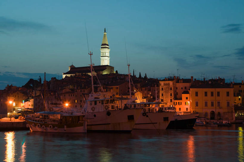 无人,家,横图,室外,白天,仰视,度假,河流,美景,日落,水,城市风光,城市,道路,轮船,船,欧洲,克罗地亚,朦胧,模糊,信息,房屋,屋子,河水,景观,水流,晚霞,霞光,落日,公寓,灯塔,交通,方向,娱乐,洋房,楼房,住宅,黄昏,交通工具,享受,休闲,景色,彩霞,放松,引导,指引,载具,克罗地亚共和国,航标,夕照,罗维尼,伊斯特利亚省,伊斯特利亚,夕阳,彩图,低角度拍摄,房子,导航,斜阳