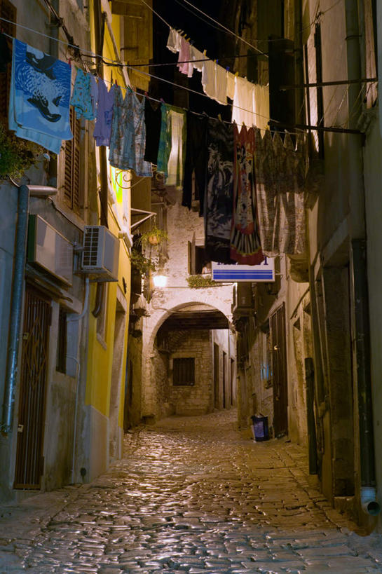 无人,家,竖图,室外,夜晚,仰视,度假,美景,城市风光,城市,照明,欧洲,克罗地亚,吊挂,悬挂,服装,壁灯,房屋,屋子,景观,公寓,灯光,挂,休闲装,娱乐,洋房,楼房,住宅,灯,衣服,晾衣绳,绳子,灯具,享受,休闲,休闲服,景色,放松,服饰,照亮,照明设备,克罗地亚共和国,罗维尼,伊斯特利亚省,伊斯特利亚,彩图,低角度拍摄,房子