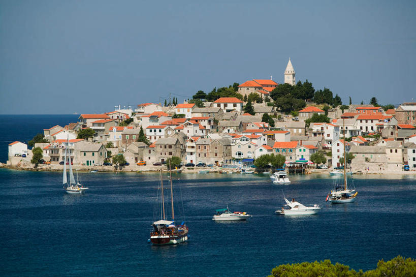 帆船,无人,教堂,横图,室外,白天,正面,旅游,度假,河流,美景,水,船,欧洲,克罗地亚,节日,房屋,屋子,河水,景观,水流,文化,娱乐,楼房,蓝色,蓝天,天空,自然,交通工具,天,祈祷,享受,休闲,健康,景色,放松,许愿,宗教,信仰,晴朗,纪念,祈求,自然风光,载具,信念,万里无云,克罗地亚共和国,达尔马提亚,达尔马提亚群岛,平安,晴空,晴空万里,彩图,房子,大教堂,礼拜堂