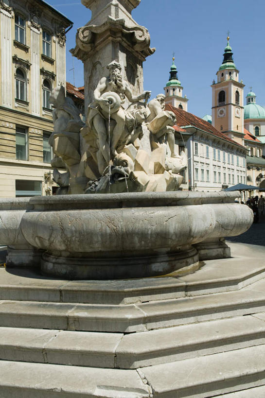 无人,竖图,室外,白天,仰视,旅游,度假,名胜古迹,水,标志建筑,地标,建筑,喷泉,雕塑,欧洲,斯洛文尼亚,飞溅,遗迹,艺术,装饰,溅,雕刻,雕像,液体,景观,水滴,首都,古迹,文化,文物,娱乐,建设,古建筑,水珠,蓝色,蓝天,天空,工艺品,天,品味,享受,休闲,旅游胜地,放松,晴朗,纪念,美术,喷洒,主题,水景,陈列,古文明,中欧,万里无云,功能,美学,美观,斯洛文尼亚共和国,卢布尔雅那,设计,晴空,晴空万里,彩图,低角度拍摄