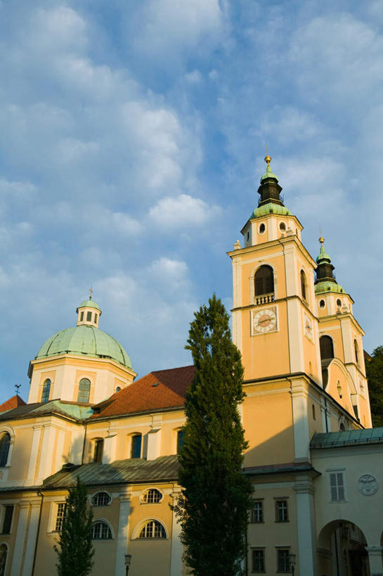 无人,教堂,竖图,室外,白天,仰视,旅游,度假,名胜古迹,日落,植物,标志建筑,地标,建筑,欧洲,斯洛文尼亚,节日,遗迹,晚霞,霞光,落日,首都,古迹,文化,文物,娱乐,建设,古建筑,树,树木,绿色,自然,黄昏,祈祷,享受,休闲,健康,旅游胜地,彩霞,放松,许愿,宗教,信仰,生长,成长,纪念,祈求,基督教,天主教,信念,古文明,中欧,斯洛文尼亚共和国,卢布尔雅那,夕照,平安,夕阳,彩图,低角度拍摄,大教堂,礼拜堂,斜阳