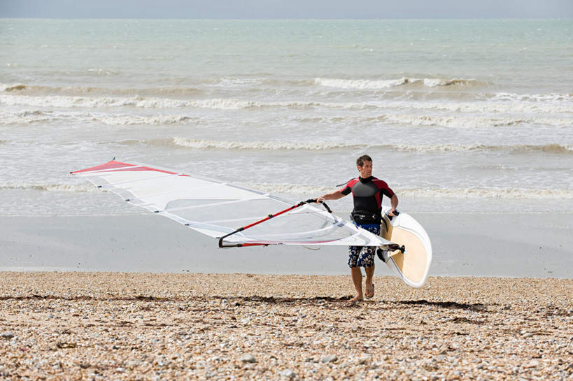 西方人,一个人,走,横图,室外,白天,正面,运动服,锻炼,旅游,度假,运动,海浪,海洋,石头,沙滩,欧洲,欧洲人,仅一个男性,仅一个人,仅一个中年男性,握,服装,沙子,石子,海岸,浪花,水平线,辽阔,海平线,沙地,拿,拿着,注视,娱乐,极限运动,衣服,海水,观察,看,享受,休闲,广阔,鹅卵石,放松,握着,服饰,观看,一望无际,察看,衣着,穿着,关注,室外运动,户外运动,按摩石,海景,冲浪风筝,衣饰,无边无际,一马平川,风筝冲浪,男人,男性,中年男性,白种人,大海,风浪,海,海水的波动,海滩,近岸浪,石块,涌浪,步行,散步,走路,彩图,全身,健身,水天相接,水天一线,运动装