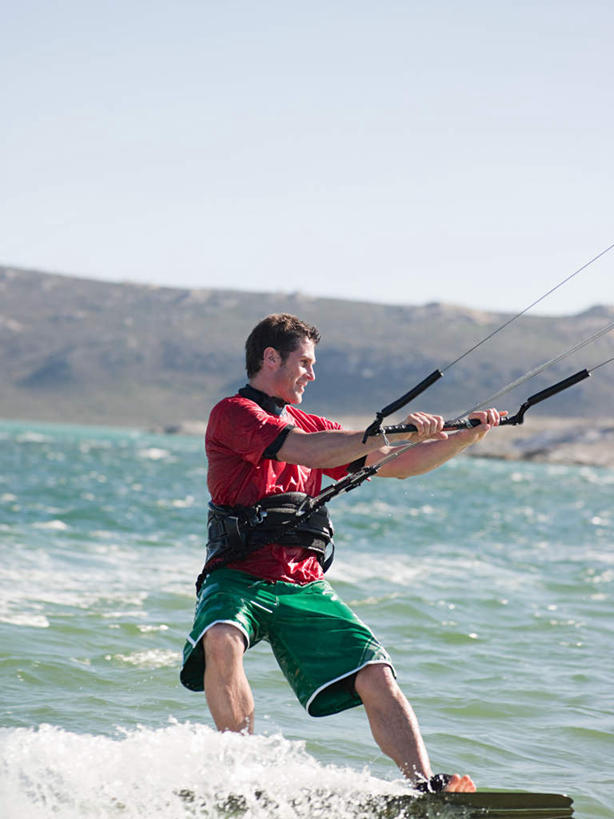 西方人,一个人,站,竖图,室外,白天,正面,锻炼,旅游,度假,运动,海浪,海洋,石头,水,欧洲,欧洲人,仅一个男性,仅一个人,仅一个中年男性,握,飞溅,服装,溅,石子,液体,浪花,水滴,注视,休闲装,娱乐,极限运动,水珠,衣服,蓝色,蓝天,天空,海水,天,观察,看,站着,享受,休闲,休闲服,放松,握着,服饰,晴朗,观看,张开双腿,察看,关注,喷洒,室外运动,户外运动,海景,冲浪风筝,万里无云,展开双腿,风筝冲浪,男人,男性,中年男性,白种人,大海,风浪,海,海水的波动,近岸浪,石块,岩石,涌浪,晴空,晴空万里,站立,半身,彩图,健身,伸展双腿