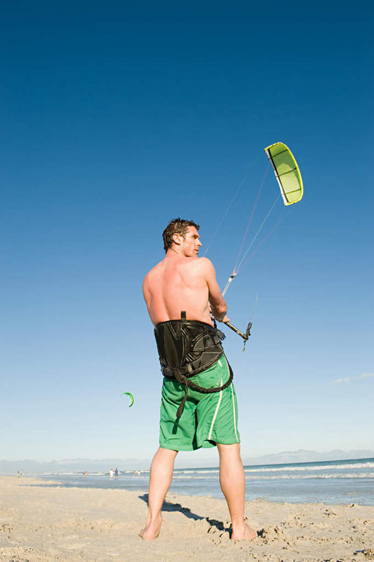 西方人,一个人,站,竖图,室外,白天,仰视,锻炼,旅游,度假,运动,海浪,海洋,沙滩,欧洲,欧洲人,仅一个男性,仅一个人,仅一个中年男性,握,阴影,裤子,光线,沙子,影子,海岸,浪花,沙地,拿,拿着,扭头,注视,娱乐,极限运动,裸露,蓝色,绿色,蓝天,天空,阳光,海水,天,观察,看,站着,转头,享受,休闲,放松,握着,晴朗,观看,张开双腿,察看,关注,室外运动,裸,户外运动,海景,冲浪风筝,万里无云,展开双腿,风筝冲浪,男人,男性,中年男性,白种人,大海,风浪,海,海水的波动,海滩,近岸浪,涌浪,晴空,晴空万里,站立,彩图,低角度拍摄,全身,健身,伸展双腿