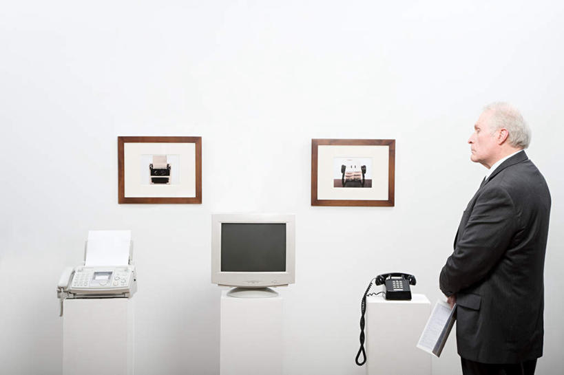 西方人,一个人,商务人士,商务男性,站,打电话,横图,室内,白天,侧面,衬衫,电脑,显示器,鼠标,键盘,电话,欧洲,欧洲人,仅一个男性,仅一个人,阴影,套装,反射,网络,影子,墙,注视,输入设备,通讯设备,墙壁,墙面,一个,白色,话筒,观察,看,站着,仅一个老年男性,电话线,台式电脑,单个,观看,一台,传真机,传真,察看,关注,挂画,通信设备,商务装,工薪阶层,输出设备,交流,老年男性,男人,男性,白种人,白领,上班族,电话机,沟通,通话,站立,半身,彩图,衬衣