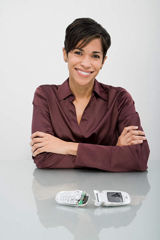 西方人,一个人,商务人士,商务女性,办公室,坐,笑,打电话,微笑,露齿笑,竖图,室内,白天,正面,衬衫,家具,桌子,电话,手机,欧洲,欧洲人,仅一个女性,仅一个人,阴影,套装,反射,影子,办公桌,注视,通讯设备,紫色,观察,看,仅一个中年女性,观看,察看,关注,商务装,工薪阶层,办公家具,交流,女人,女性,中年女性,白种人,白领,上班族,沟通,通话,坐着,半身,彩图,衬衣,两部