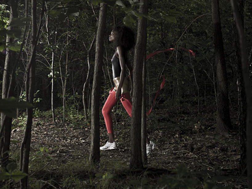 西方人,一个人,运动员,终点,跑,横图,室外,夜晚,侧面,运动服,锻炼,运动,森林,树林,植物,欧洲,非洲,黑人,欧洲人,仅一个年轻女性,仅一个女性,仅一个人,服装,注视,树,树木,衣服,绿色,自然,观察,看,服饰,生长,成长,观看,察看,衣着,穿着,关注,终点线,冲线,终点带,衣饰,体育,年轻女性,女人,女性,非洲人,体育运动员,运动选手,跑步,彩图,全身,健身,目的地,运动装