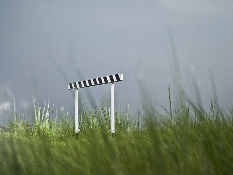 无人,横图,室外,特写,白天,正面,锻炼,快乐,比赛,运动,竞争,草地,草坪,植物,朦胧,模糊,云,云朵,云彩,娱乐,草,蓝色,绿色,白云,蓝天,天空,天,休闲,晴朗,体育运动,体育,跨栏,晴空,彩图,健身