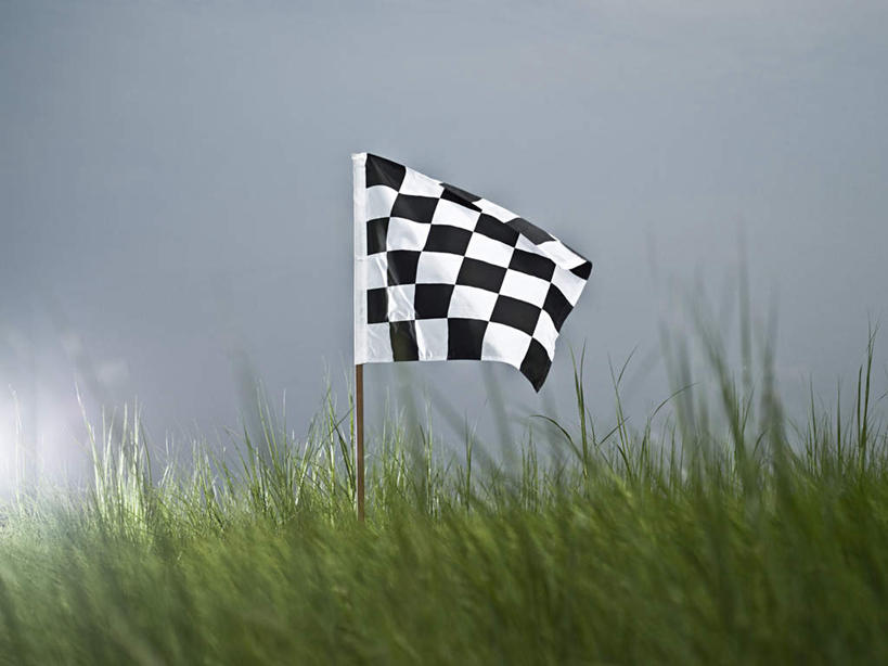 无人,横图,室外,特写,白天,正面,锻炼,快乐,比赛,运动,竞争,草地,草坪,植物,旗帜,一面,格纹,云,云朵,云彩,娱乐,旗子,草,蓝色,绿色,白色,黑色,白云,蓝天,天空,天,休闲,晴朗,体育运动,旌旗,旗号,体育,晴空,彩图,健身