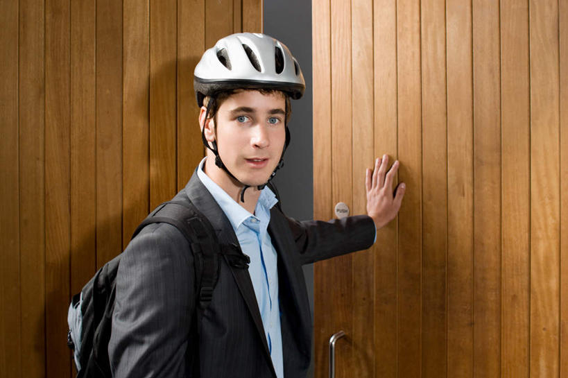 西方人,一个人,商务人士,商务男性,站,横图,室外,白天,正面,衬衫,门,帽子,欧洲,欧洲人,仅一个男性,仅一个人,套装,环保,木制,包,头盔,墙,旅行包,注视,墙壁,墙面,仅一个年轻男性,安全帽,背包,木制品,门框,扶,观察,看,站着,能源,观看,回收,资源,察看,扶着,关注,商务装,利用,工薪阶层,低碳,循环,旅游包,持续,男人,男性,年轻男性,白种人,白领,上班族,站立,半身,彩图,衬衣,双肩包