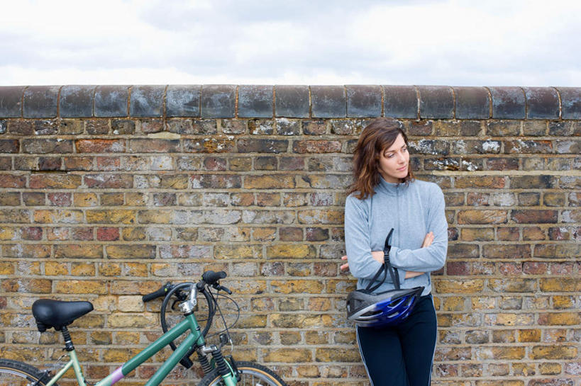 西方人,一个人,站,双手交叉,横图,室外,白天,正面,自行车,帽子,欧洲,欧洲人,仅一个年轻女性,仅一个女性,仅一个人,一辆,服装,环保,头盔,墙,云,云朵,云彩,注视,休闲装,墙壁,墙面,车,脚踏车,衣服,白云,安全帽,交通工具,观察,看,站着,休闲,休闲服,服饰,能源,观看,回收,资源,察看,双手抱胸,关注,载具,利用,低碳,循环,持续,年轻女性,女人,女性,白种人,站立,半身,彩图