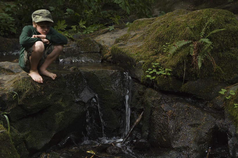西方人,儿童,腿部,脚,脚趾,脚趾甲,腿,一个人,蹲,横图,室外,白天,正面,旅游,探险,纯洁,草地,草坪,河流,石头,美景,水,植物,帽子,欧洲,美国,欧洲人,仅一个男性,仅一个人,服装,石子,河水,景观,水流,青苔,苔藓,注视,休闲装,光脚,运动帽,刺激,草,树,树木,小孩,衣服,绿色,自然,观察,看,仅一个小孩,享受,休闲,赤脚,休闲服,鸭舌帽,景色,可爱,童年,童趣,服饰,生长,成长,观看,察看,北美,北美洲,关注,自然风光,美洲,惊险,户外运动,童真,考察,烂漫,无邪,俄勒冈州,俄勒冈,北亚美利加洲,亚美利加洲,一顶,落日之州,水獭之州,海狸州,冒险,天真,男孩,男人,男性,白种人,孩子,脚指甲,石块,岩石,蹲着,彩图,全身,男生