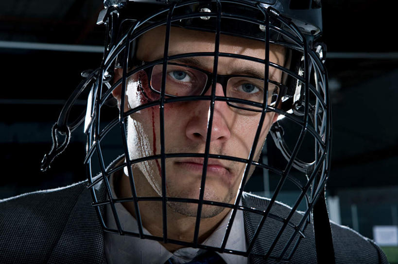 西方人,脸,头,眼睛,脸颊,眉毛,睫毛,一个人,商务人士,商务男性,站,横图,室内,特写,白天,正面,衬衫,帽子,欧洲,欧洲人,瞳孔,仅一个男性,仅一个人,套装,头盔,眼镜,注视,仅一个年轻男性,安全帽,观察,看,站着,眼部,观看,察看,关注,商务装,近视眼镜,工薪阶层,伤害,损伤,毁伤,损害,男人,男性,年轻男性,白种人,头部,睫,脸部,脸蛋,眉,面部,眼,眼睫毛,眼眉,白领,上班族,站立,半身,彩图,衬衣,侵害,眼眉毛