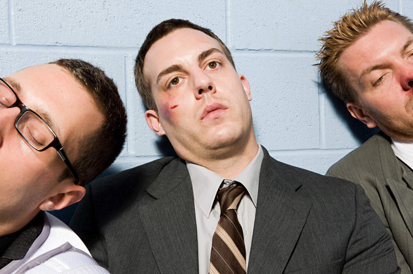 西方人,脸,头,脸颊,三个人,伙伴,朋友,商务人士,商务男性,坐,闭眼,横图,室内,特写,白天,正面,衬衫,友谊,合作,团队,欧洲,欧洲人,套装,眼镜,墙,领带,注视,墙壁,墙面,观察,看,靠,靠着,倚靠,休息,战略,观看,察看,倚着,象征,庄重,关注,商务装,身份,近视眼镜,工薪阶层,联合,合谋,正式,地位,歇息,伤害,苏息,损伤,毁伤,损害,配合,协作,男人,男性,年轻男性,白种人,头部,脸部,脸蛋,面部,白领,上班族,闭眼睛,闭着眼,闭着眼睛,坐着,半身,彩图,衬衣,侵害