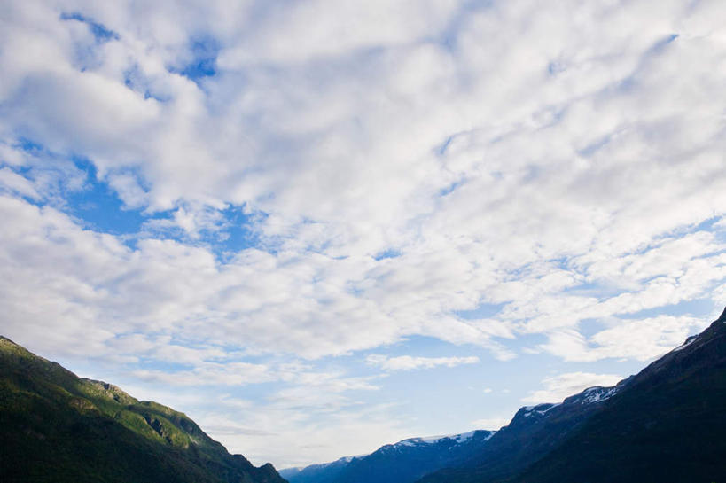 无人,横图,室外,白天,仰视,旅游,度假,冰山,石头,美景,森林,山,树林,植物,挪威,欧洲,阴影,光线,石子,影子,冰,景观,山顶,山峰,云,云朵,山峦,云彩,娱乐,冰川,树,树木,蓝色,绿色,白云,蓝天,天空,阳光,自然,天,享受,休闲,景色,放松,寒冷,生长,晴朗,成长,冰冷,斯堪的纳维亚,自然风光,北欧,斯堪的那维亚,斯堪的那维亚半岛,斯堪的纳维亚半岛,冰河,沉积岩,严寒,冰凉,酷寒,凛冽,凛凛,极冷,挪威王国,颠峰,极峰,松恩.菲尤拉讷,松恩.菲尤拉讷郡,水成岩,石块,岩石,晴空,彩图,低角度拍摄