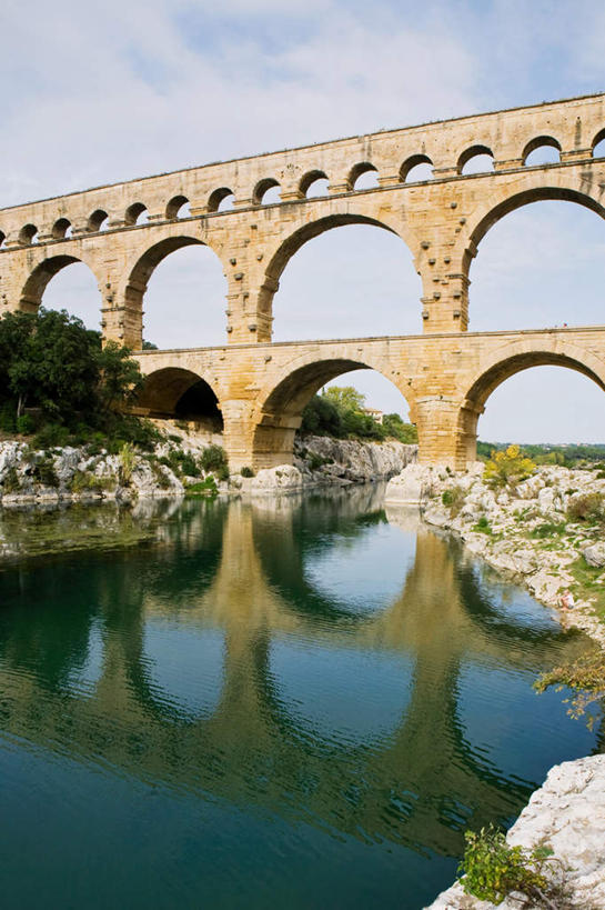 无人,竖图,室外,白天,仰视,旅游,度假,河流,石头,名胜古迹,森林,树林,水,植物,标志建筑,地标,建筑,法国,欧洲,阴影,遗迹,光线,石子,影子,河水,水流,云,云朵,桥,云彩,古迹,文物,娱乐,建设,古建筑,石桥,拱桥,栈桥,树,树木,蓝色,绿色,白云,蓝天,天空,阳光,自然,天,享受,休闲,旅游胜地,放松,拱形,生长,晴朗,成长,人行桥,石拱桥,古文明,加德桥,沉积岩,法兰西共和国,加尔桥,法兰西第五共和国,加尔省,水成岩,石块,岩石,晴空,彩图,低角度拍摄