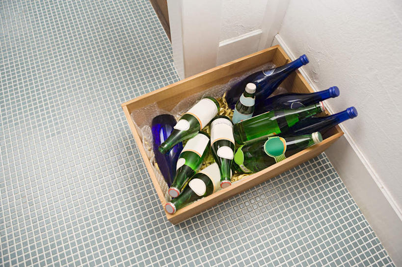 无人,横图,俯视,室内,特写,白天,厨房,静物,一堆,许多,阴影,堆叠,堆积,反射,木制,瓷砖,地砖,罐子,木盒,影子,墙,地面,很多,墙壁,墙面,玻璃制品,绿色,玻璃瓶,木制品,瓶子,容器,储藏,堆,蓝,储存,彩图,高角度拍摄,灶间,贮存