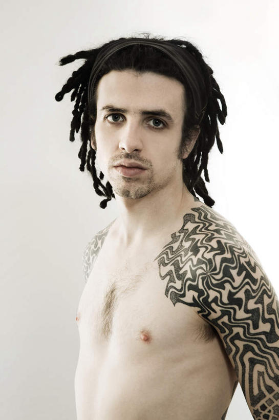 西方人,一个人,站,竖图,室内,白天,白色背景,侧面,时尚,欧洲,欧洲人,仅一个男性,仅一个人,注视,文化,裸露,纹身,仅一个年轻男性,黑色,观察,看,站着,个性,摄影,信仰,影棚,观看,察看,关注,刺青,裸,追求,想象,文身,勇气,崇拜,张扬,男人,男性,年轻男性,白种人,站立,半身,彩图,影棚拍摄,拍摄,雷鬼头