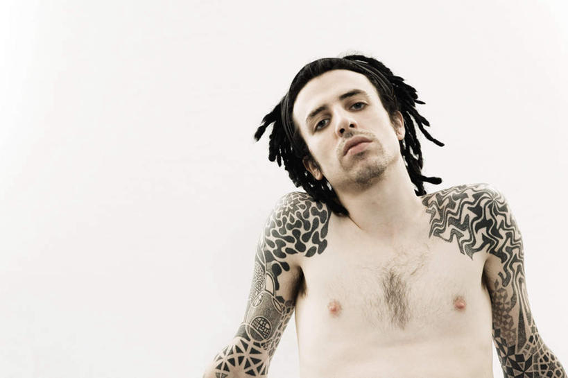 西方人,一个人,站,横图,室内,白天,白色背景,正面,时尚,欧洲,欧洲人,仅一个男性,仅一个人,注视,文化,裸露,纹身,仅一个年轻男性,黑色,观察,看,站着,个性,摄影,信仰,影棚,观看,察看,关注,刺青,裸,追求,想象,文身,勇气,崇拜,张扬,男人,男性,年轻男性,白种人,站立,半身,彩图,影棚拍摄,拍摄,雷鬼头