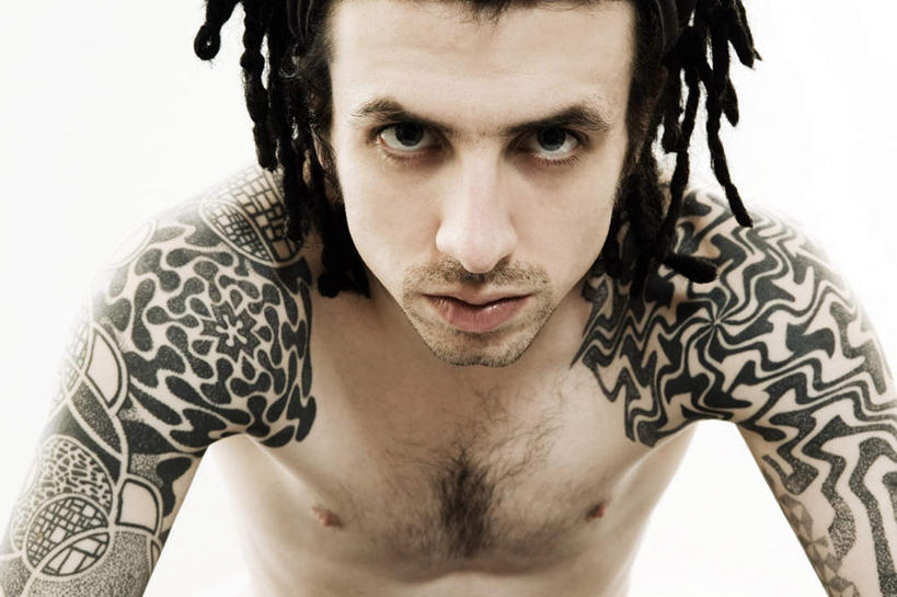 西方人,脸,头,脸颊,一个人,站,横图,室内,特写,白天,白色背景,正面,时尚,欧洲,欧洲人,仅一个男性,仅一个人,注视,文化,裸露,纹身,肩膀,仅一个年轻男性,黑色,观察,看,站着,个性,摄影,信仰,影棚,观看,察看,关注,刺青,裸,追求,想象,文身,勇气,崇拜,张扬,男人,男性,年轻男性,白种人,头部,脸部,脸蛋,面部,站立,半身,彩图,影棚拍摄,拍摄,雷鬼头