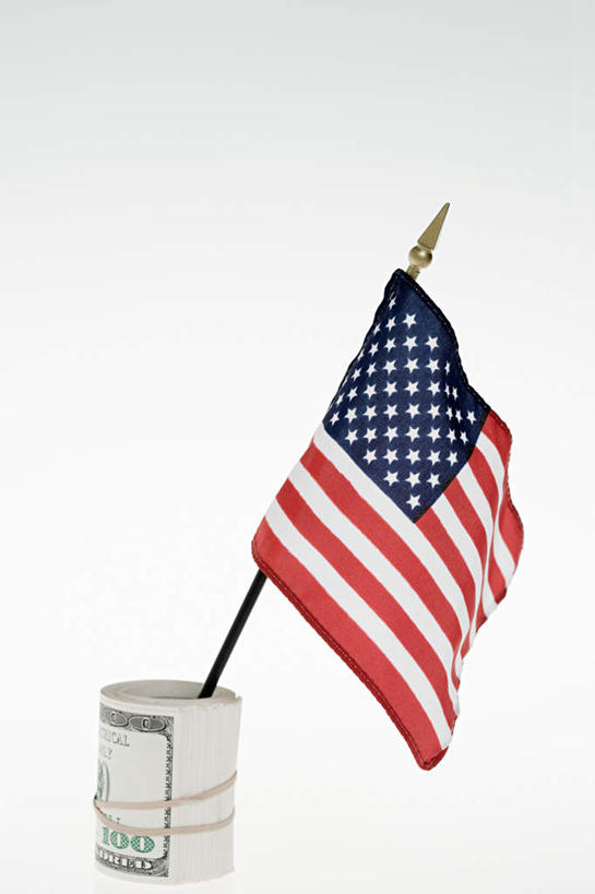 无人,竖图,室内,特写,白天,白色背景,正面,钱,美元,静物,旗帜,国旗,一捆,一面,阴影,反射,旗杆,钱币,影子,美金,钞票,金融,纸币,美国国旗,摄影,影棚,经济,捆绑,美圆,流通,纸钞,贸易,绑缚,货币,现金,旗,彩图,影棚拍摄,拍摄,橡皮筋