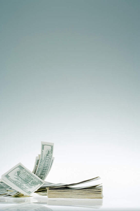 无人,竖图,室内,特写,白天,白色背景,正面,钱,美元,桌面,桌子,静物,漂浮,飘扬,木制,钱币,飘落,美金,木制品,钞票,金融,纸币,摄影,影棚,经济,下沉,降落,流通,纸钞,贸易,飘零,货币,现金,彩图,影棚拍摄,拍摄