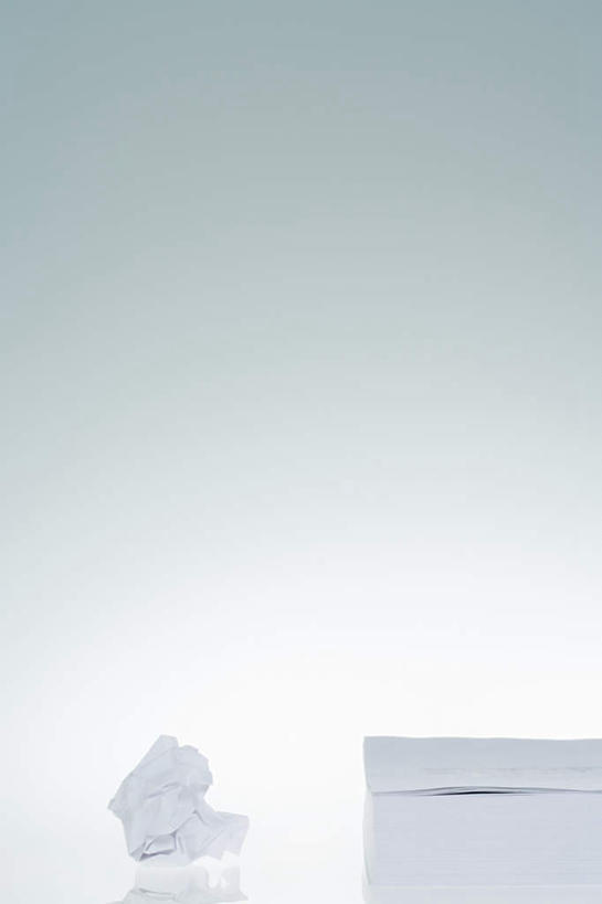 无人,竖图,室内,特写,白天,白色背景,正面,桌面,桌子,静物,一堆,堆叠,堆积,整齐,木制,材料,档案,文件,纸,木制品,手稿,资料,摄影,影棚,整洁,堆,证明,文档,参差,划一,彩图,影棚拍摄,拍摄