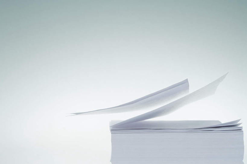 无人,横图,室内,特写,白天,白色背景,正面,桌面,桌子,静物,一堆,堆叠,堆积,漂浮,整齐,飘扬,木制,材料,档案,文件,纸,飘落,木制品,手稿,资料,摄影,影棚,下沉,整洁,堆,证明,文档,降落,飘零,参差,划一,彩图,影棚拍摄,拍摄