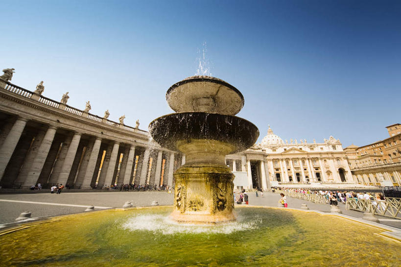 西方人,走,横图,室外,白天,仰视,旅游,度假,草地,草坪,植物,标志建筑,地标,建筑,喷泉,雕塑,欧洲,梵蒂冈,欧洲人,一排,行人,游客,游人,阴影,飞溅,服装,艺术,整齐,装饰,溅,光线,雕刻,雕像,液体,影子,柱子,景观,水滴,首都,许多人,注视,休闲装,文化,娱乐,建设,路人,旅客,水珠,草,排列,衣服,蓝色,绿色,蓝天,天空,阳光,工艺品,天,观察,看,品味,一群人,享受,休闲,休闲服,旅游胜地,放松,服饰,晴朗,观看,纪念,美术,察看,队列,关注,南欧,喷洒,主题,水景,陈列,梵蒂冈城,圣彼得广场,万里无云,功能,美学,美观,梵蒂冈城国,过客,男人,男性,女人,女性,中年男性,中年女性,白种人,设计,晴空,晴空万里,步行,散步,走路,半身,彩图,低角度拍摄