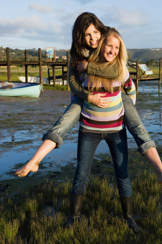 西方人,腿部,脚,脚趾,脚趾甲,背,腿,两个人,伙伴,朋友,码头,站,抱,笑,微笑,露齿笑,竖图,室外,白天,正面,友谊,草地,草坪,湖,湖泊,水,植物,港口,欧洲,欧洲人,服装,湖面,水流,水面,云,云朵,云彩,注视,休闲装,光脚,草,骑,衣服,蓝色,绿色,白云,蓝天,天空,湖水,天,观察,看,扛,站着,休闲,赤脚,休闲服,服饰,晴朗,抱着,观看,察看,搂着,关注,扛在肩上,骑在肩上,友情,年轻女性,女人,女性,白种人,脚指甲,晴空,搂,搂抱,站立,半身,彩图,摆渡口,埠头,渡口,渡头,港湾,海港,货运码头,口岸,商港