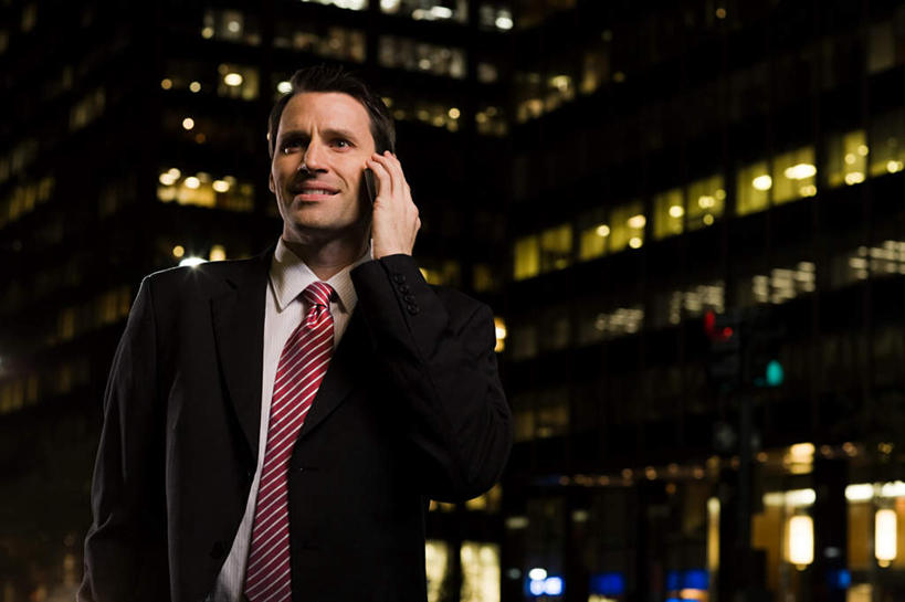 西方人,一个人,商务人士,商务男性,高楼大厦,站,打电话,横图,室外,夜晚,正面,衬衫,安全,办公楼,大厦,建筑,路灯,摩天大楼,写字楼,夜景,电话,手机,照明,欧洲,欧洲人,仅一个男性,仅一个人,仅一个中年男性,握,阴影,套装,光线,影子,红绿灯,灯光,领带,信号灯,交通,拿,拿着,注视,通讯设备,灯,楼宇,观察,看,站着,商务楼,警示,握着,绿灯,观看,照亮,察看,象征,庄重,照明设备,关注,提示,商务装,身份,流通,工薪阶层,交通信号灯,行人信号灯,正式,地位,交流,男人,男性,中年男性,白种人,白领,上班族,沟通,通话,站立,半身,彩图,衬衣,大楼,高层建筑,高楼,摩天楼