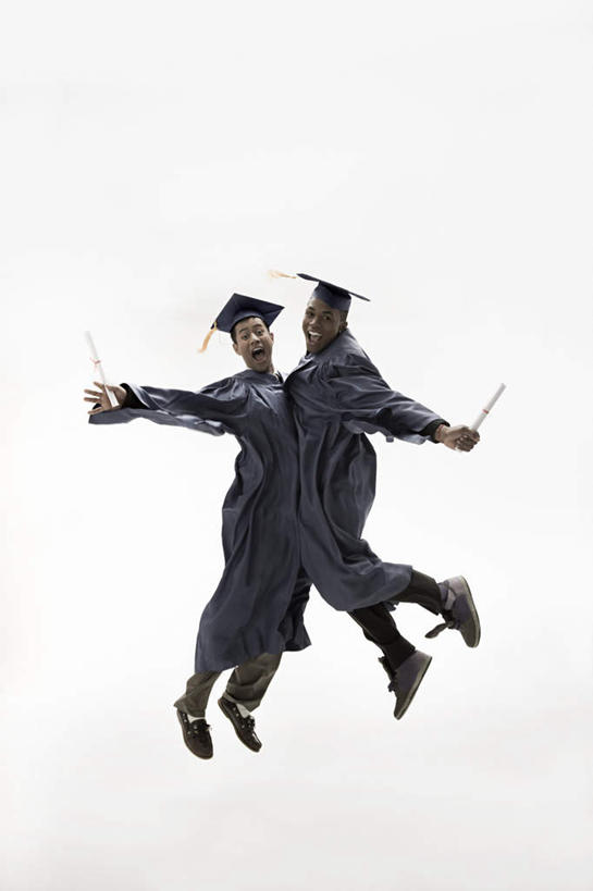 西方人,两个人,伙伴,朋友,学生,跳,伸展双臂,竖图,室内,白天,白色背景,侧面,友谊,欧洲,非洲,黑人,欧洲人,握,文凭,半空,拿,拿着,注视,观察,看,同学,握着,摄影,流苏,影棚,观看,察看,证书,学士帽,校友,毕业,关注,学士服,学位证,学位证书,同窗,学友,垂布,学士袍,友情,男人,男性,年轻男性,非洲人,敞开双臂,伸开双臂,跳跃,展开双肩,张开手臂,张开双臂,彩图,全身,影棚拍摄,拍摄