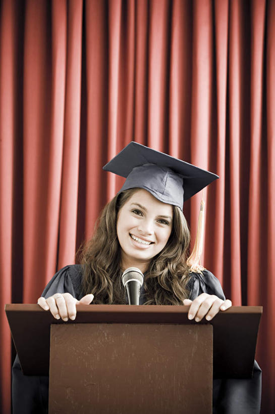 西方人,一个人,学生,站,笑,微笑,露齿笑,竖图,室内,白天,仰视,欧洲,欧洲人,仅一个年轻女性,仅一个女性,仅一个人,朦胧,模糊,注视,红色,灰色,话筒,讲台,扶,观察,看,演讲,站着,流苏,帷幕,报告,观看,察看,麦克风,扶着,演说,学士帽,毕业,关注,扩音器,帷幔,学士服,演说台,幕布,宣传,幕帘,传声器,演讲台,微音器,垂布,学士袍,帷幔布,鼓动,讲演,年轻女性,女人,女性,白种人,站立,半身,彩图,低角度拍摄