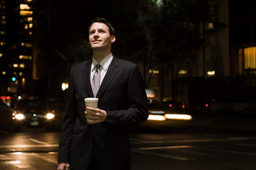咖啡,西方人,一个人,商务人士,商务男性,高楼大厦,站,横图,室外,夜晚,正面,衬衫,幸福,安全,办公楼,大厦,建筑,路灯,摩天大楼,写字楼,夜景,汽车,杯子,照明,欧洲,欧洲人,仅一个男性,仅一个人,仅一个中年男性,握,阴影,套装,光线,影子,红绿灯,灯光,领带,信号灯,交通,拿,拿着,注视,娱乐,车,灯,饮料,纸制品,楼宇,交通工具,轿车,观察,看,站着,享受,休闲,温馨,商务楼,放松,警示,乐趣,握着,绿灯,观看,纸杯,照亮,察看,提神,舒适,象征,庄重,照明设备,关注,提示,一次性杯子,载具,醒脑,商务装,身份,流通,工薪阶层,交通信号灯,行人信号灯,软饮料,正式,地位,男人,男性,中年男性,白种人,白领,上班族,站立,半身,彩图,衬衣,大楼,高层建筑,高楼,摩天楼