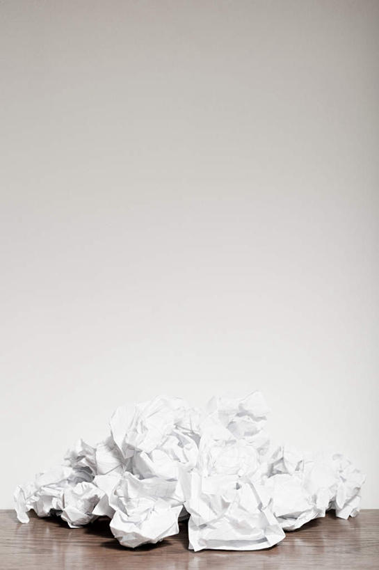 无人,竖图,室内,特写,白天,白色背景,正面,桌面,桌子,静物,一堆,许多,阴影,堆叠,堆积,反射,木制,材料,档案,文件,影子,木制品,资料,摄影,影棚,堆,废纸,文档,彩图,影棚拍摄,拍摄