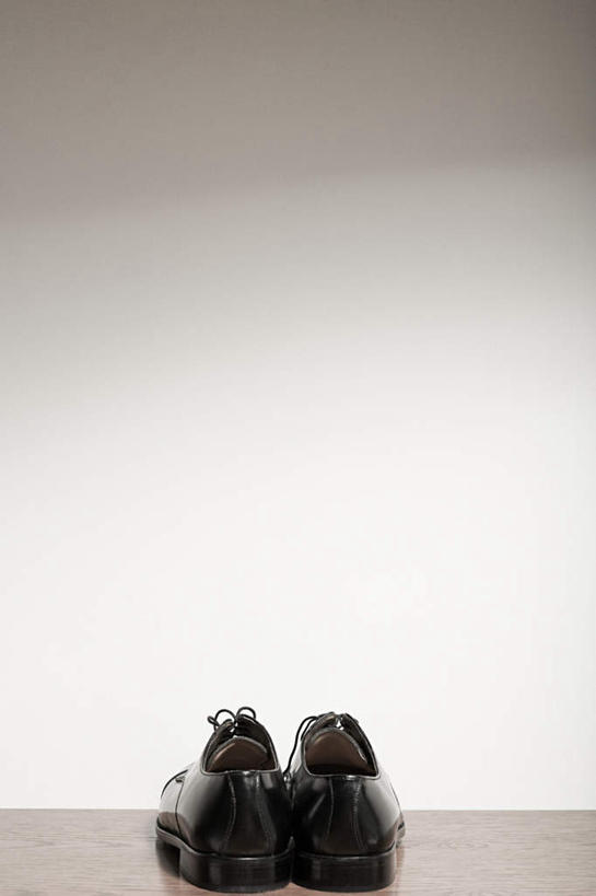 无人,竖图,室内,特写,白天,白色背景,正面,鞋,桌子,静物,鞋子,一双,阴影,反射,影子,皮革,书桌,黑色,课桌,摄影,影棚,彩图,影棚拍摄,皮鞋,拍摄