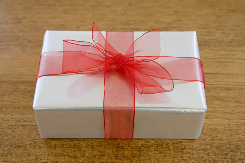 无人,横图,俯视,室内,特写,白天,桌子,静物,礼盒,礼物,阴影,装饰,反射,丝绸,丝带,影子,纸盒,缎带,绸带,盒子,一个,红色,包装盒,蝴蝶结,礼品盒,礼品,单个,华丽,修饰,点缀,衬托,美观,雅致,雅观,床上桌,懒人桌,彩图,高角度拍摄