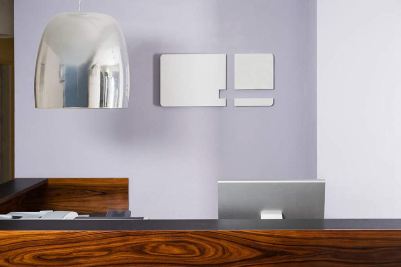 无人,横图,室内,白天,正面,化妆,美容,电脑,显示器,鼠标,键盘,镜子,桌面,桌子,反射,网络,木制,墙,输入设备,通讯设备,墙壁,墙面,化妆镜,木制品,台式电脑,镜像,镜面,通信设备,输出设备,光学,彩图