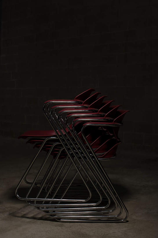 无人,竖图,室内,白天,正面,静物,椅子,一堆,许多,阴影,堆叠,堆积,反射,影子,塑料,仓库,红色,塑料制品,堆,彩图