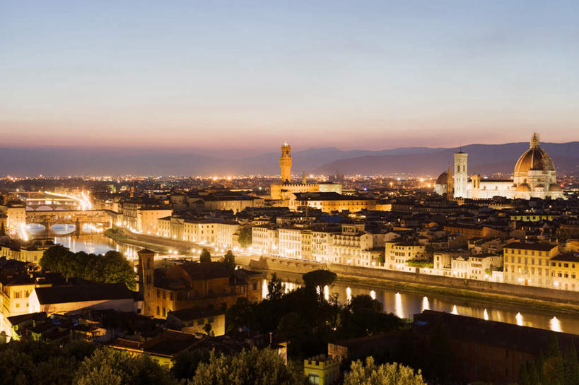 无人,高楼大厦,横图,室外,白天,正面,旅游,度假,河流,日落,水,植物,标志建筑,大厦,地标,建筑,摩天大楼,意大利,佛罗伦萨,欧洲,阴影,朦胧,模糊,光线,影子,河水,水流,晚霞,霞光,落日,灯光,娱乐,建设,拱桥,树,树木,绿色,倒影,自然,黄昏,享受,休闲,旅游胜地,彩霞,放松,生长,成长,倒映,托斯卡纳,南欧,意大利共和国,首府,百花之城,翡冷翠,托斯卡纳大区,夕照,反照,旧桥,老桥,维琪奥桥,夕阳,彩图,大楼,高层建筑,高楼,摩天楼,斜阳