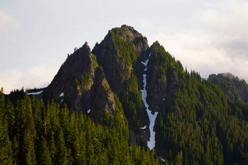 无人,公园,横图,室外,白天,仰视,旅游,度假,美景,森林,山,山脉,树林,雪,植物,大雪,美国,阴影,光线,影子,积雪,景观,山峰,雪景,云,云朵,冬季,冬天,山峦,云彩,娱乐,树,树木,蓝色,绿色,白云,蓝天,天空,阳光,自然,群山,天,享受,休闲,景色,放松,寒冷,生长,晴朗,成长,北美,北美洲,国家公园,自然风光,美洲,俄勒冈州,俄勒冈,北亚美利加洲,亚美利加洲,严寒,落日之州,水獭之州,海狸州,国家森林公园,胡德山,胡德山国家森林公园,晴空,彩图,低角度拍摄