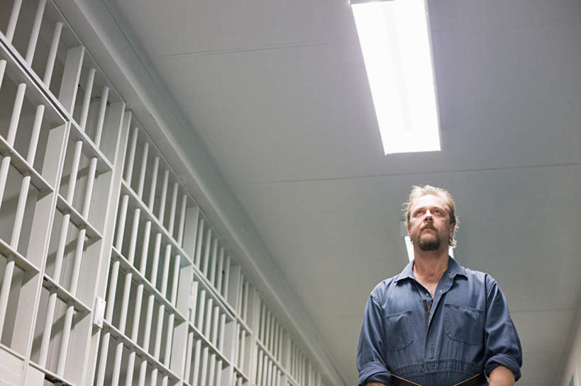 西方人,一个人,栏杆,站,横图,室内,白天,仰视,照明,欧洲,欧洲人,仅一个男性,仅一个人,仅一个中年男性,服装,栅栏,墙,篱笆,围栏,灯光,注视,休闲装,护栏,顶灯,墙壁,墙面,灯,衣服,白色,灯具,观察,看,站着,休闲,休闲服,监狱,服饰,观看,照亮,察看,监禁,束缚,犯人,照明设备,关注,关押,监牢,牢狱,囚犯,监管,禁闭,监犯,囚徒,罪人,男人,男性,中年男性,白种人,看守,站立,半身,彩图,低角度拍摄