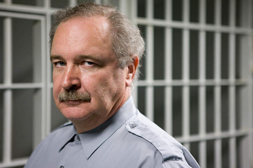 西方人,脸,头,脸颊,一个人,警察,警卫,栏杆,站,横图,室内,特写,白天,正面,工作服,制服,欧洲,欧洲人,仅一个男性,仅一个人,仅一个中年男性,朦胧,模糊,栅栏,篱笆,围栏,注视,护栏,肩膀,观察,看,站着,监狱,观看,察看,监禁,束缚,关注,关押,监牢,牢狱,工作制服,监管,禁闭,男人,男性,中年男性,白种人,头部,脸部,脸蛋,面部,保安,警卫员,看守,卫兵,站立,半身,彩图,工作套服