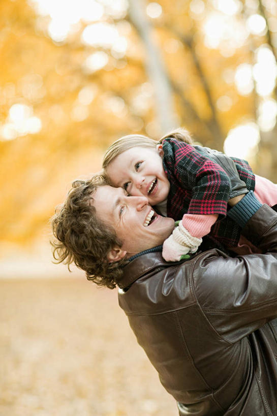 西方人,儿童,两个人,家庭,父亲,女儿,站,抱,笑,微笑,露齿笑,竖图,室外,白天,侧面,纯洁,秋季,树林,植物,叶子,欧洲,欧洲人,服装,朦胧,模糊,装饰,枫叶,枯叶,落叶,注视,休闲装,树,树木,小孩,衣服,黄色,红色,手套,观察,看,站着,休闲,温暖,温馨,父女,一家人,休闲服,父爱,可爱,童年,童趣,服饰,生长,成长,抱着,观看,枫树叶,保暖,华丽,点缀,和睦,察看,夹克,搂着,御寒,关注,童真,烂漫,无邪,衬托,美观,雅致,雅观,天真,男人,男性,年轻男性,女孩,白种人,孩子,年轻人,叶,叶片,秋,秋天,搂,搂抱,站立,半身,彩图,融洽,女生