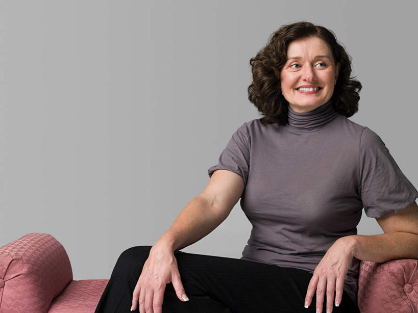 西方人,一个人,坐,笑,微笑,露齿笑,横图,室内,白天,正面,椅子,欧洲,欧洲人,仅一个女性,仅一个人,撑,灰色背景,服装,扭头,注视,休闲装,衣服,粉色,观察,看,转头,仅一个中年女性,休闲,休闲服,摄影,服饰,影棚,观看,察看,撑着,贵妃椅,关注,女人,女性,中年女性,白种人,坐着,半身,彩图,影棚拍摄,拍摄,贵妃榻