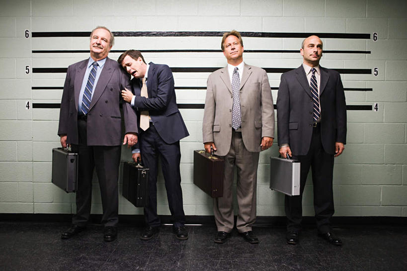 西方人,四个人,警察局,站,哭,横图,室内,白天,正面,衬衫,西装,欧洲,欧洲人,握,条纹,套装,正装,包,公文包,墙,领带,拿,拿着,注视,职业装,墙壁,墙面,白色,观察,看,站着,张嘴,四个,握着,眼泪,公事包,观看,害怕,惊恐,察看,犯人,泪水,关注,囚犯,张大嘴巴,监犯,囚徒,罪人,男人,男性,中年男性,白种人,张开嘴,站立,彩图,全身,衬衣,哭泣,哭啼,警局