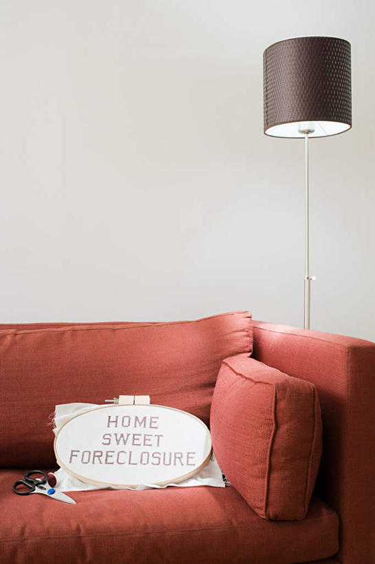 无人,客厅,竖图,室内,白天,正面,靠垫,沙发,照明,修剪,阴影,光线,英文,标志,工具,剪刀,文字,影子,字符,字母,灯光,靠枕,标识,灯,抱枕,灯具,落地灯,枕头,英文字母,裁剪,照亮,剪子,起居室,剪裁,切割,照明设备,布艺沙发,客堂,彩图