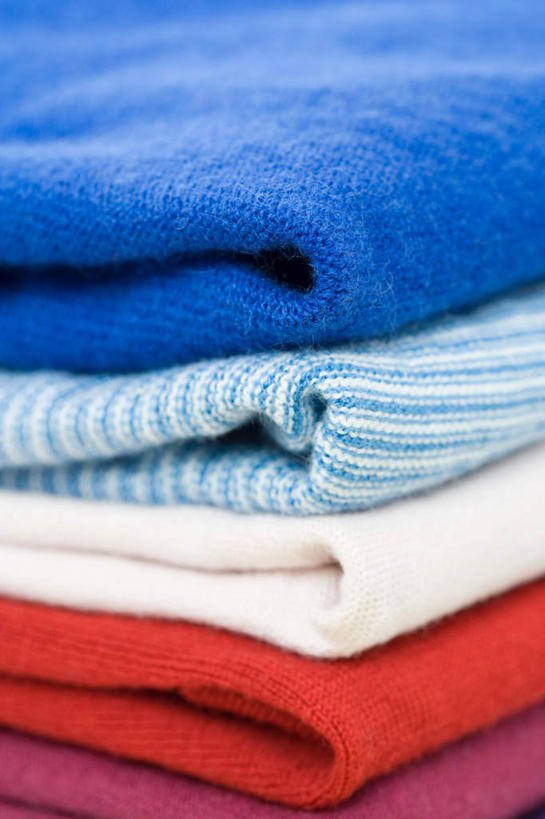 无人,竖图,室内,特写,白天,正面,毛衣,静物,一排,整齐,排列,红色,蓝色,白色,摄影,影棚,整洁,堆,队列,线衫,参差,划一,彩图,影棚拍摄,绒衣,套衫,套头毛衣,线衣,拍摄