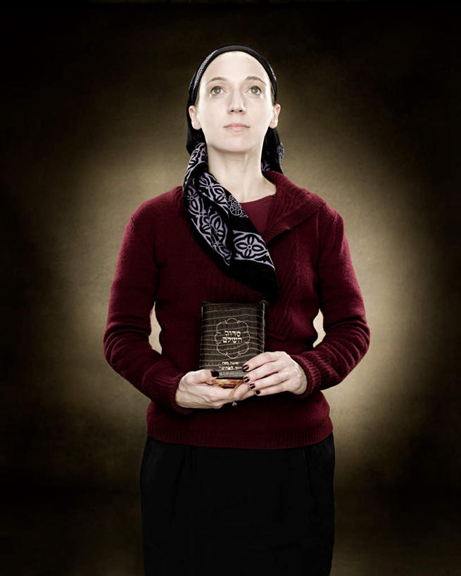 西方人,一个人,站,竖图,室内,白天,正面,欧洲,欧洲人,仅一个年轻女性,仅一个女性,仅一个人,握,阴影,黑色背景,服装,反射,影子,拿,拿着,注视,休闲装,衣服,观察,看,站着,休闲,休闲服,握着,摄影,服饰,影棚,观看,察看,关注,经书,经籍,年轻女性,女人,女性,白种人,站立,半身,彩图,影棚拍摄,拍摄